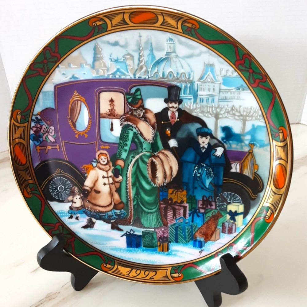 ROYAL COPENHAGEN - JULEINKOB  1992 CHRISTMAS SHOPPING PLATE No. 3309A